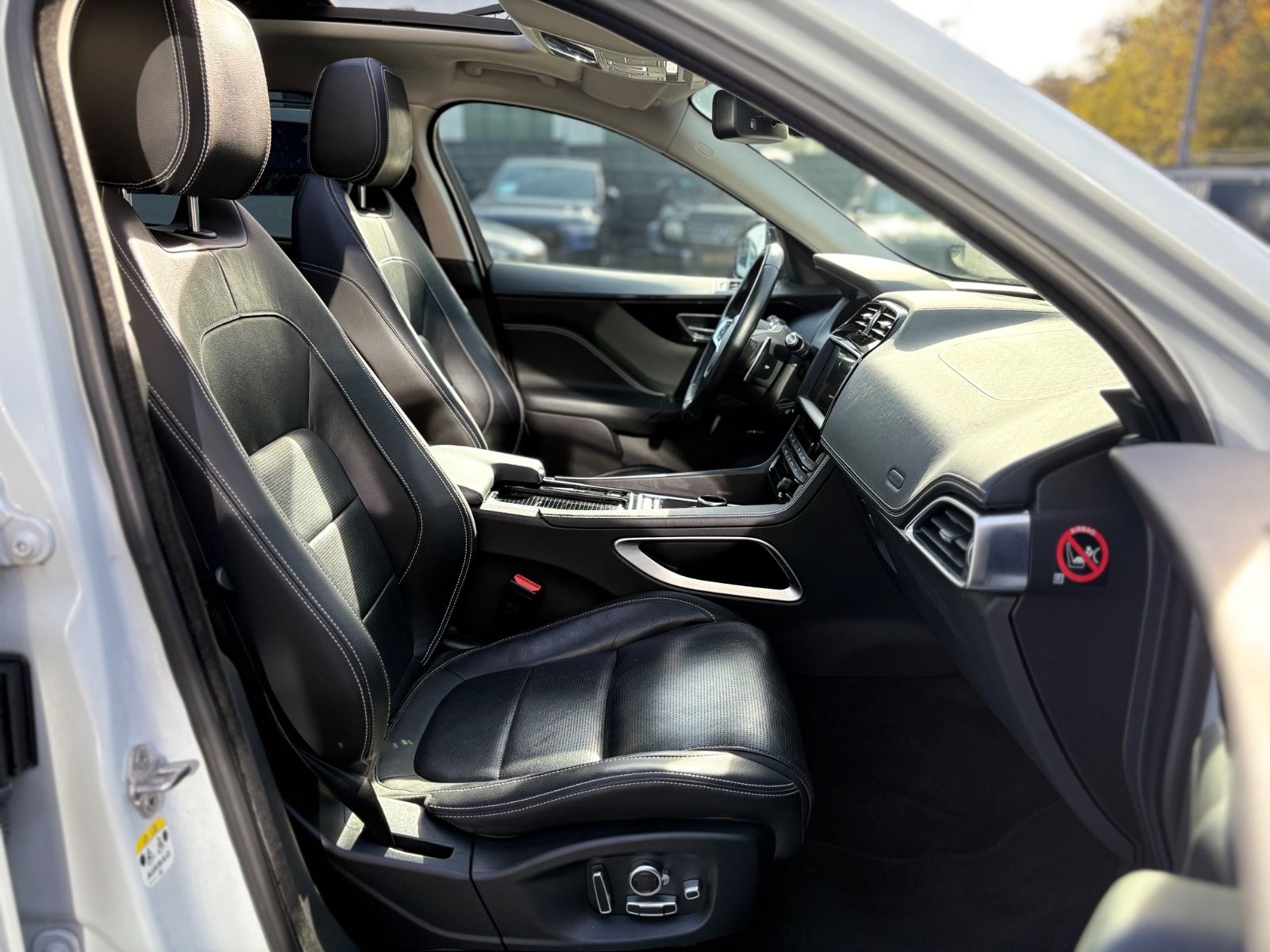 Fahrzeugabbildung Jaguar F-PACE R-DYNAMIC AWD *1.HAND*