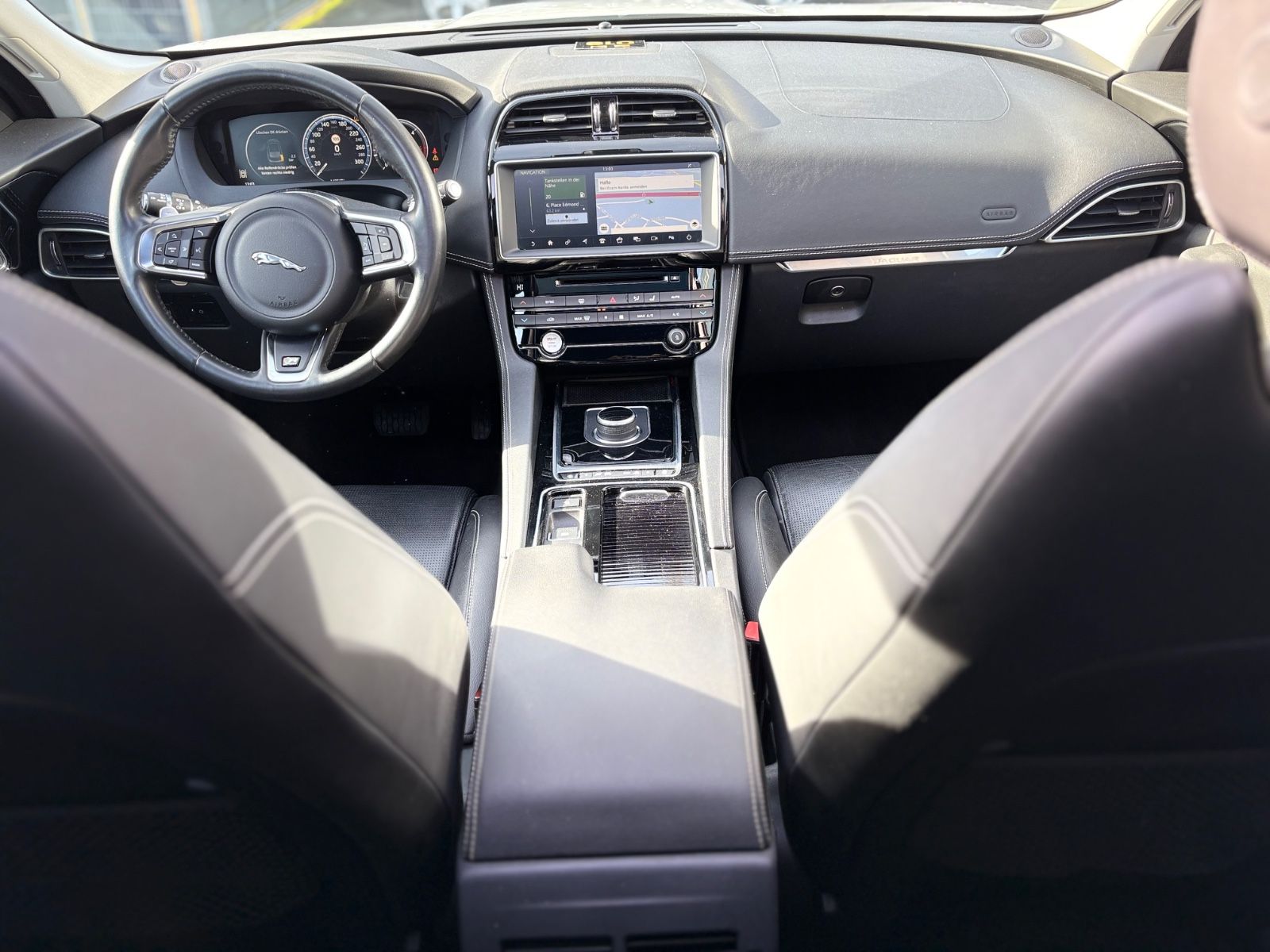 Fahrzeugabbildung Jaguar F-PACE R-DYNAMIC AWD *1.HAND*