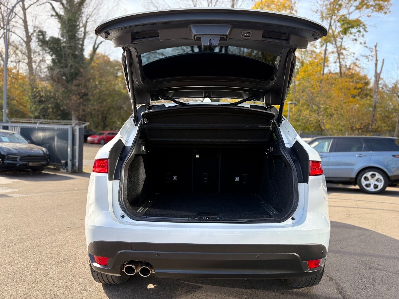 Fahrzeugabbildung Jaguar F-PACE R-DYNAMIC AWD *1.HAND*