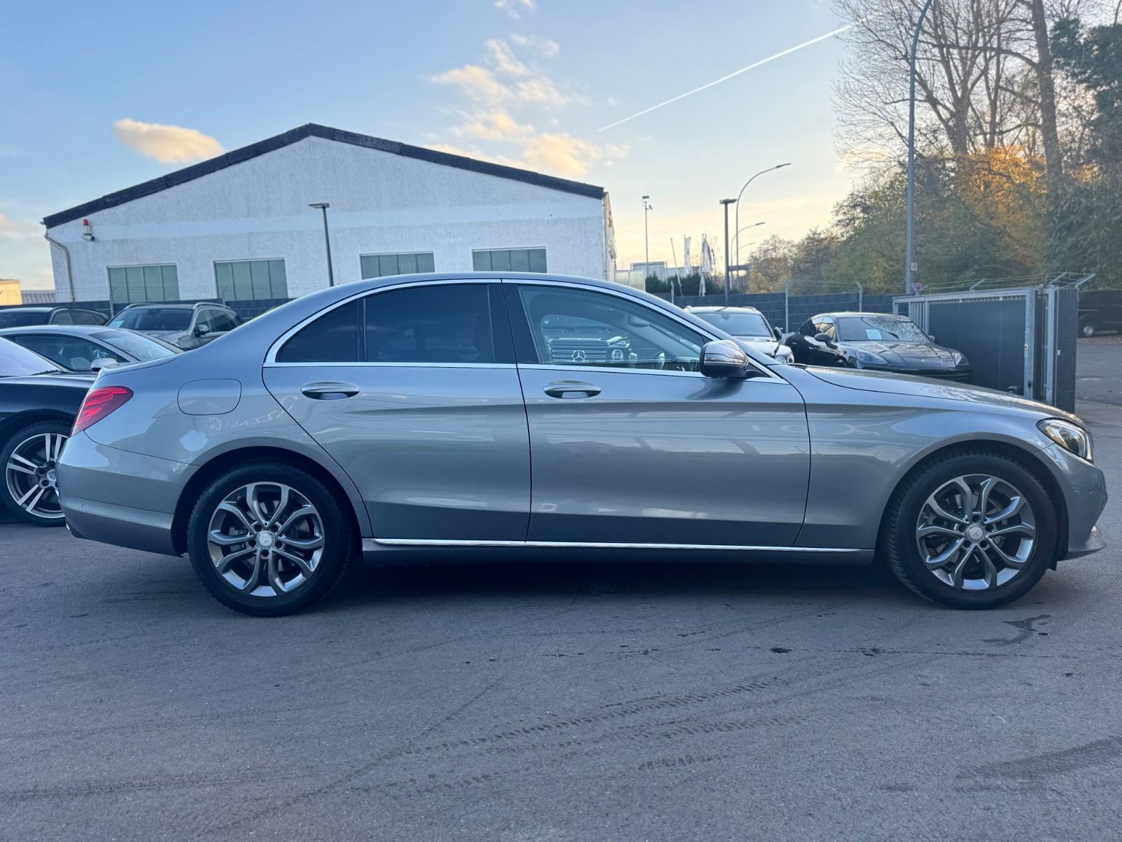 Fahrzeugabbildung Mercedes-Benz C180 CGI LIMOUSINE AVANTGARDE*LED*NAVI*R-KAMERA*