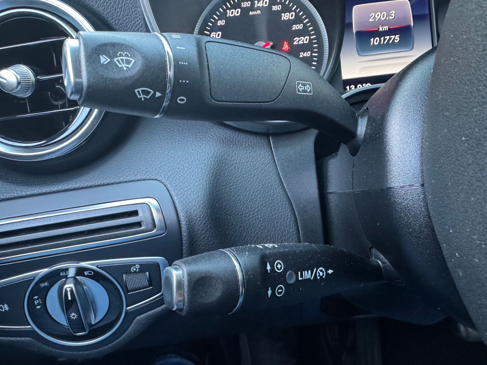 Fahrzeugabbildung Mercedes-Benz C180 CGI LIMOUSINE AVANTGARDE*LED*NAVI*R-KAMERA*