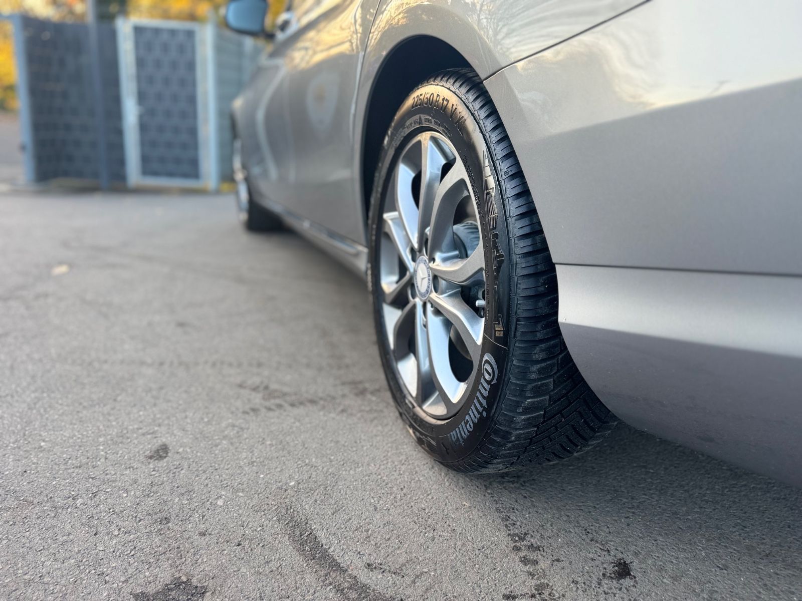 Fahrzeugabbildung Mercedes-Benz C180 CGI LIMOUSINE AVANTGARDE*LED*NAVI*R-KAMERA*