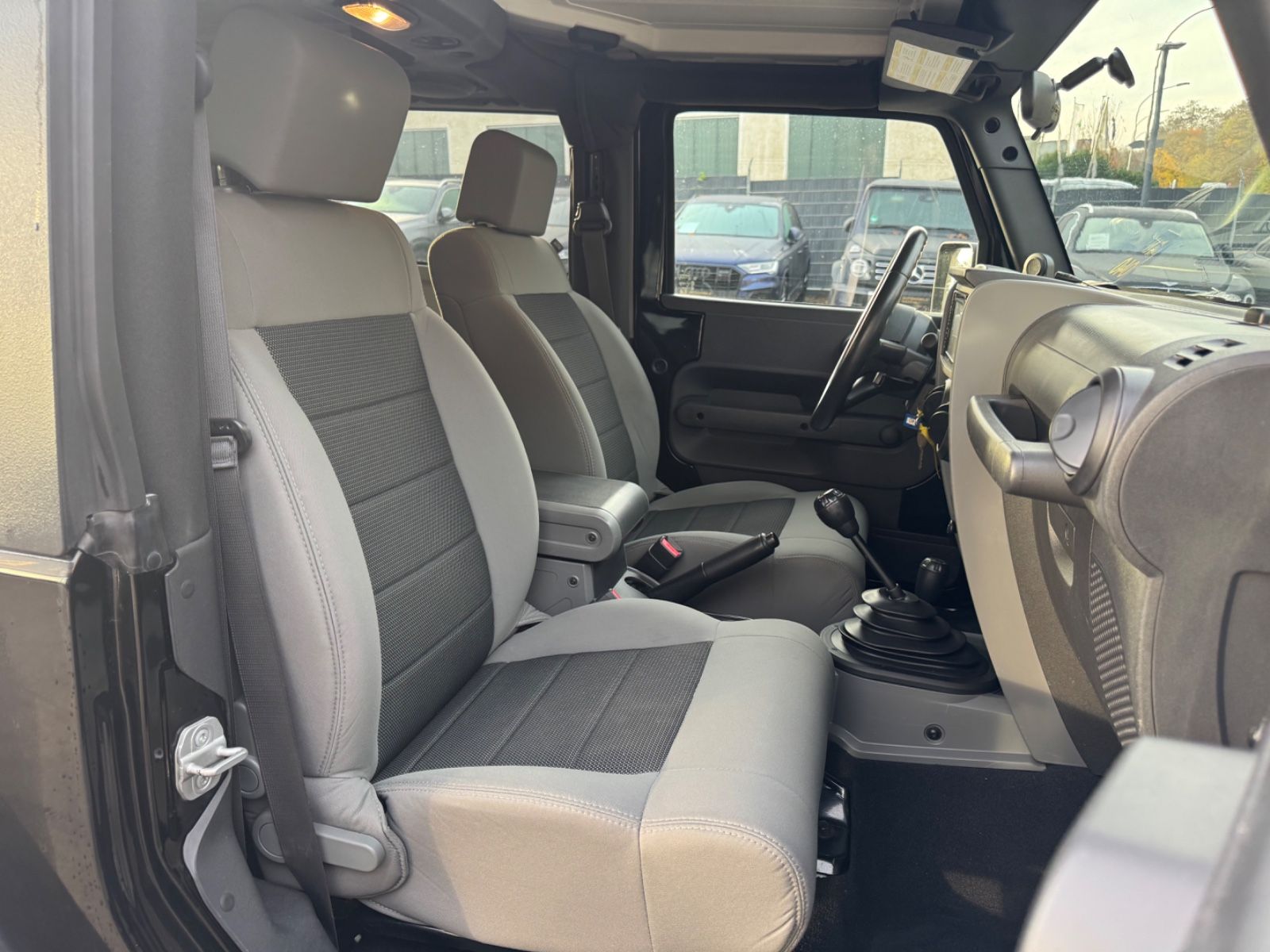 Fahrzeugabbildung Jeep WRANGLER UNLIMITED SPORT 2.8 CRD*NAVI*4X4*AHK*