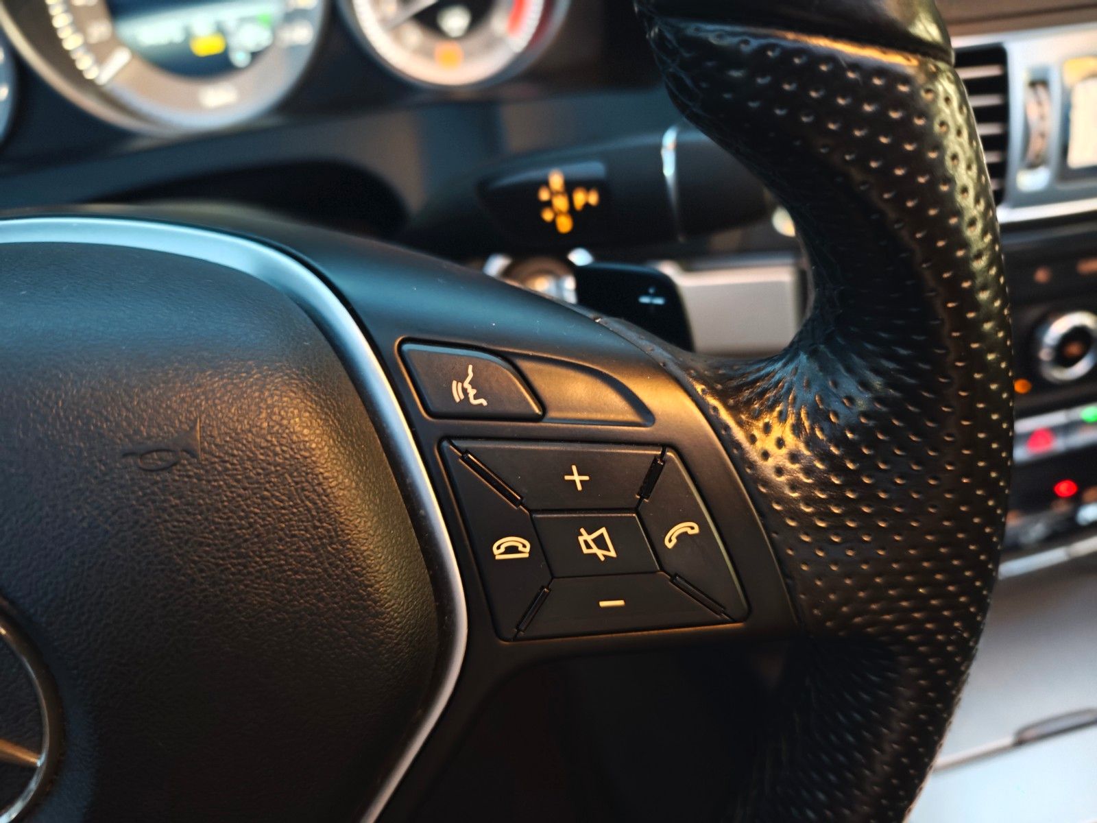 Fahrzeugabbildung Mercedes-Benz E 250 CABRIO*ACC*NAVI*SHZ*LED*KLIMAAUTO*