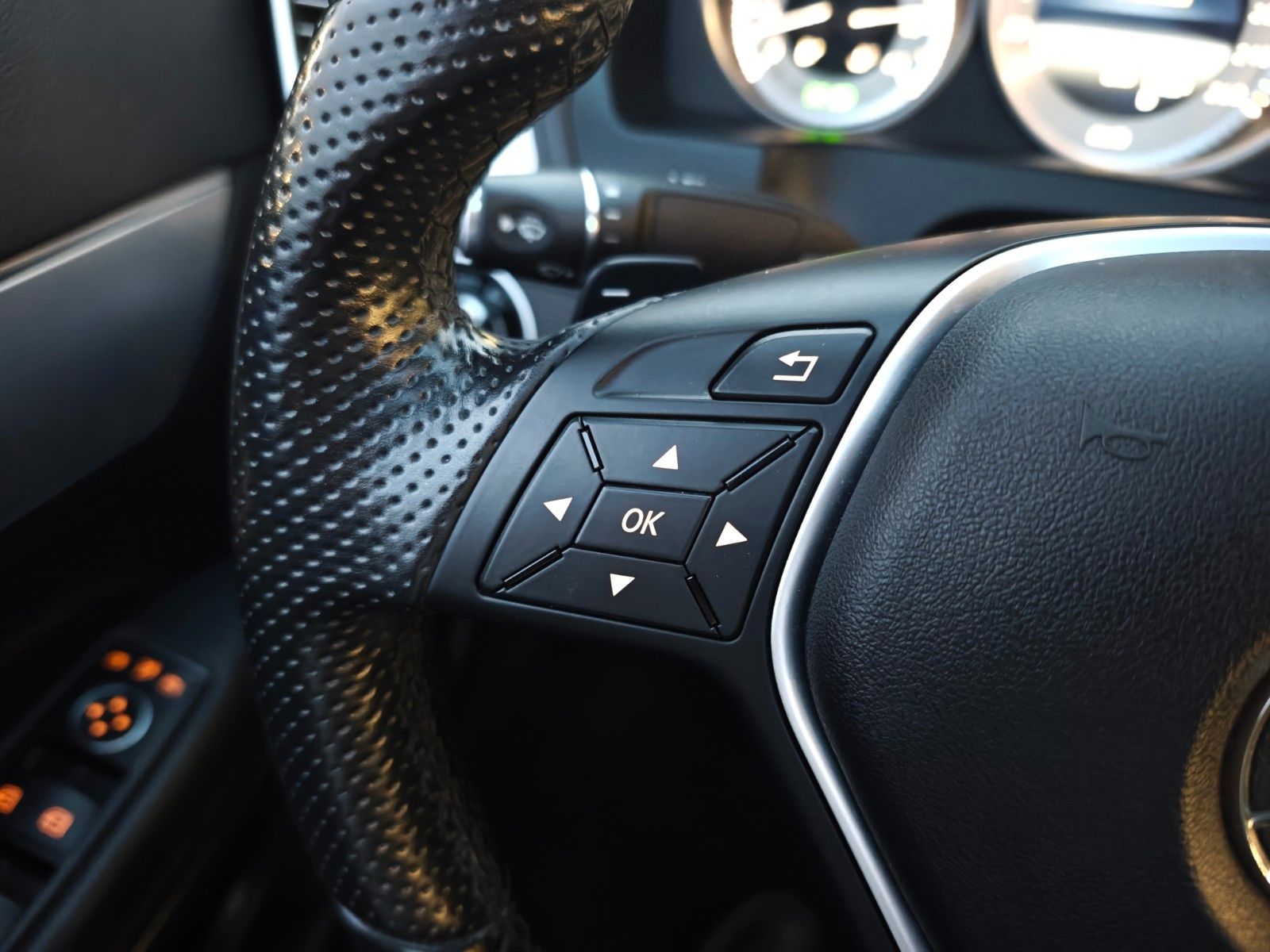 Fahrzeugabbildung Mercedes-Benz E 250 CABRIO*ACC*NAVI*SHZ*LED*KLIMAAUTO*