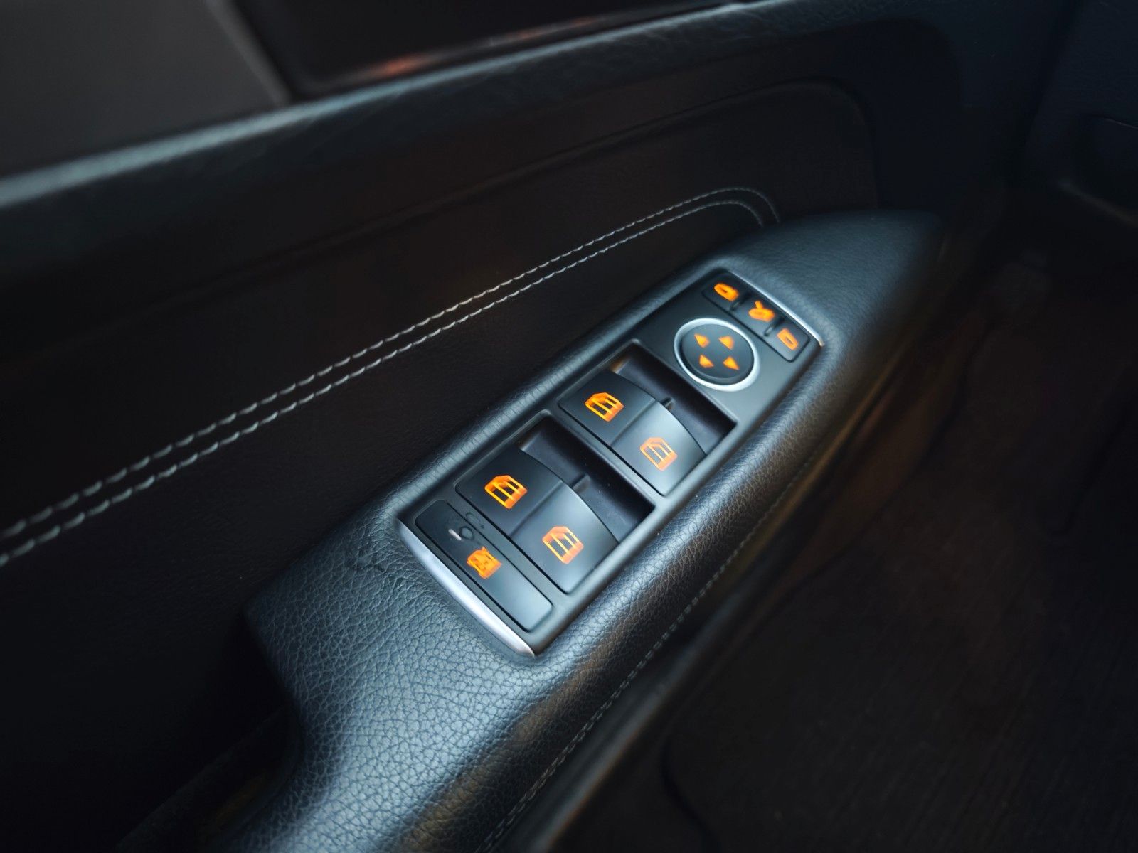 Fahrzeugabbildung Mercedes-Benz E 250 CABRIO*ACC*NAVI*SHZ*LED*KLIMAAUTO*