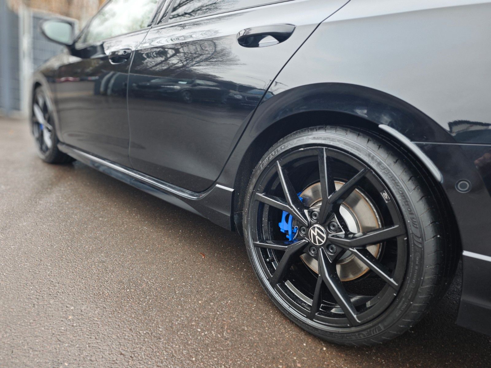 Fahrzeugabbildung Volkswagen Golf VIII R VARIANT 4M*PERFORM*MATRIX*PANO*1.HD*