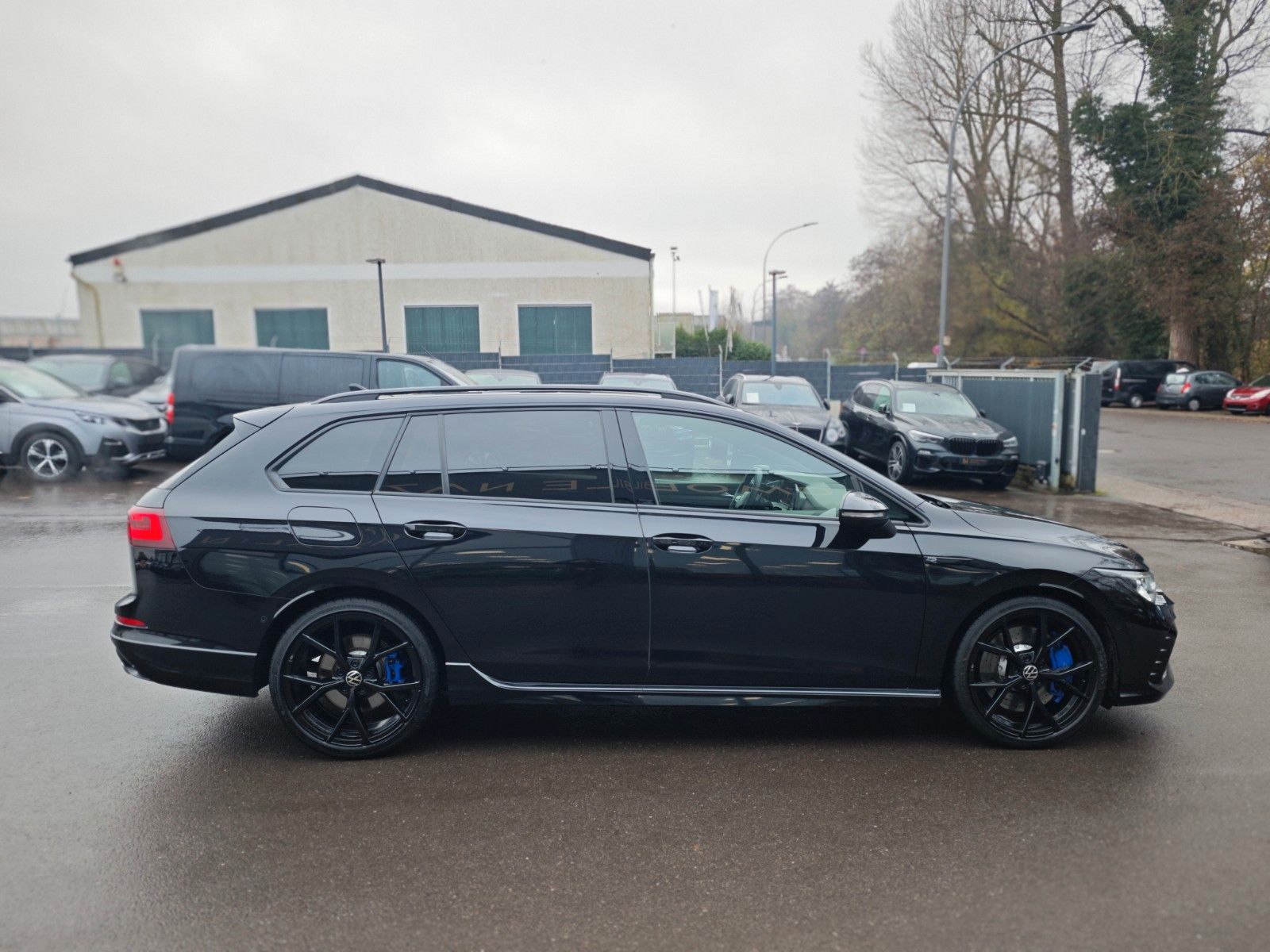 Fahrzeugabbildung Volkswagen Golf VIII R VARIANT 4M*PERFORM*MATRIX*PANO*1.HD*