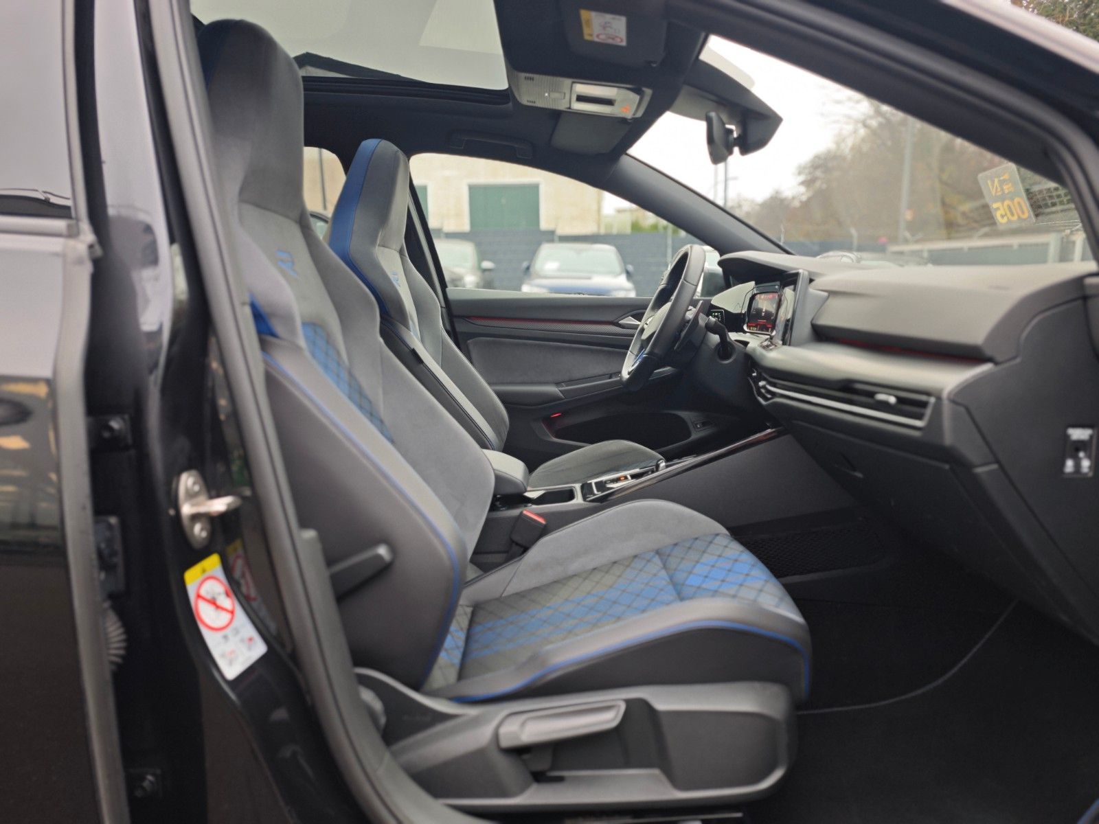 Fahrzeugabbildung Volkswagen Golf VIII R VARIANT 4M*PERFORM*MATRIX*PANO*1.HD*