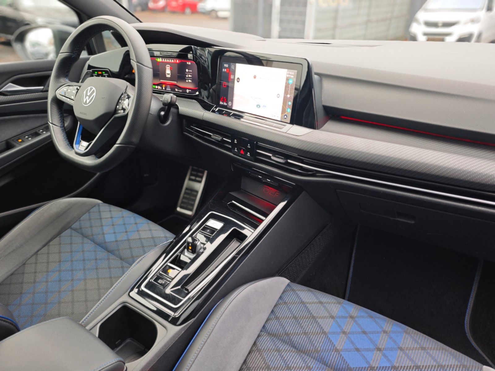 Fahrzeugabbildung Volkswagen Golf VIII R VARIANT 4M*PERFORM*MATRIX*PANO*1.HD*