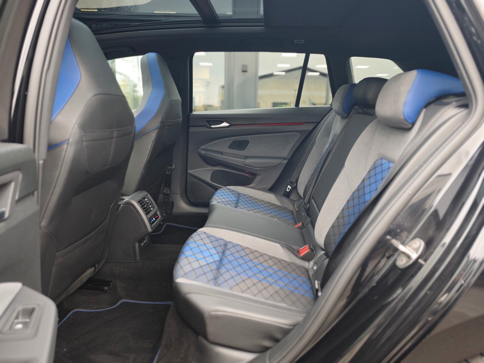 Fahrzeugabbildung Volkswagen Golf VIII R VARIANT 4M*PERFORM*MATRIX*PANO*1.HD*