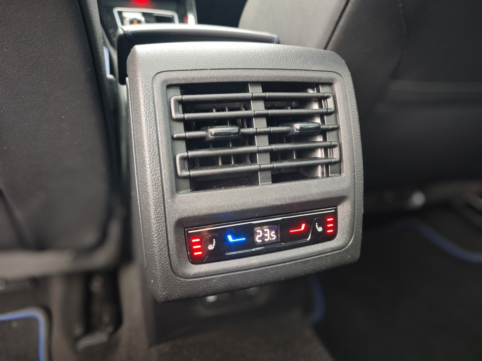 Fahrzeugabbildung Volkswagen Golf VIII R VARIANT 4M*PERFORM*MATRIX*PANO*1.HD*