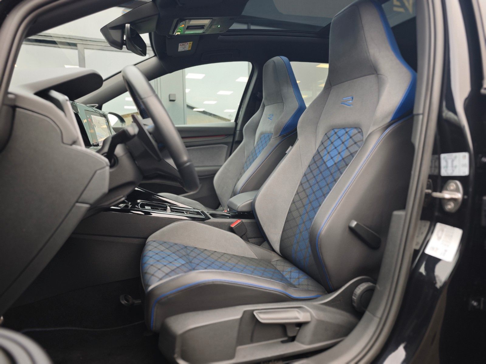 Fahrzeugabbildung Volkswagen Golf VIII R VARIANT 4M*PERFORM*MATRIX*PANO*1.HD*