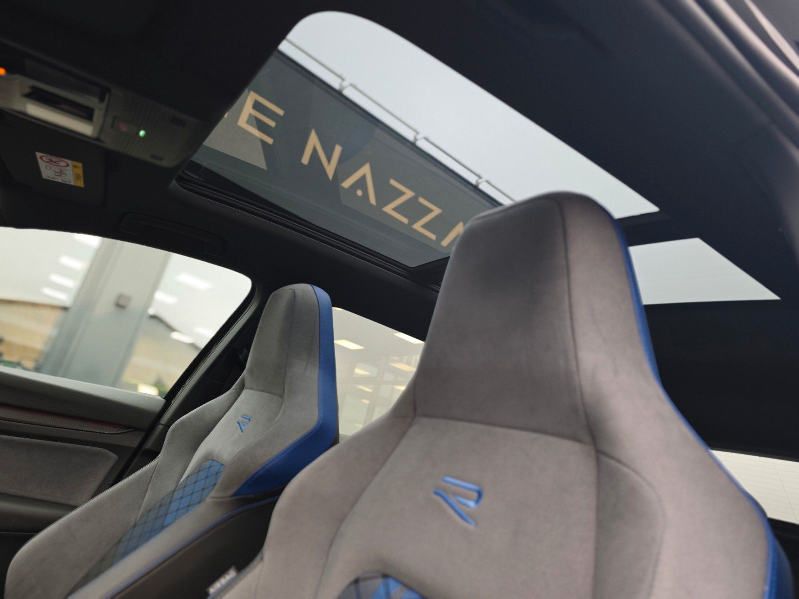 Fahrzeugabbildung Volkswagen Golf VIII R VARIANT 4M*PERFORM*MATRIX*PANO*1.HD*