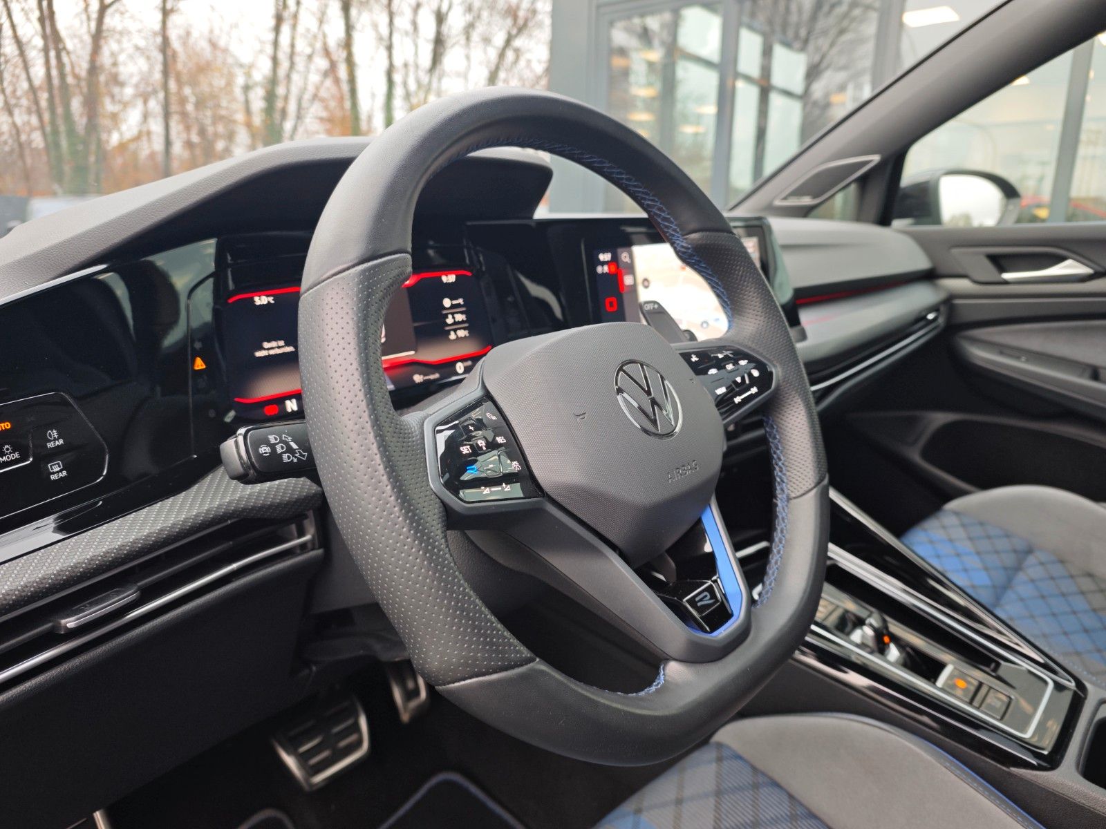 Fahrzeugabbildung Volkswagen Golf VIII R VARIANT 4M*PERFORM*MATRIX*PANO*1.HD*