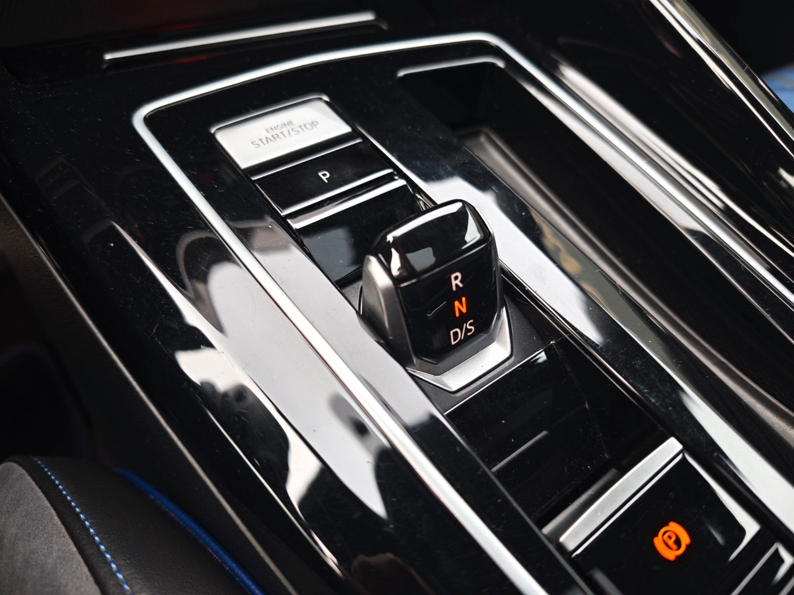 Fahrzeugabbildung Volkswagen Golf VIII R VARIANT 4M*PERFORM*MATRIX*PANO*1.HD*