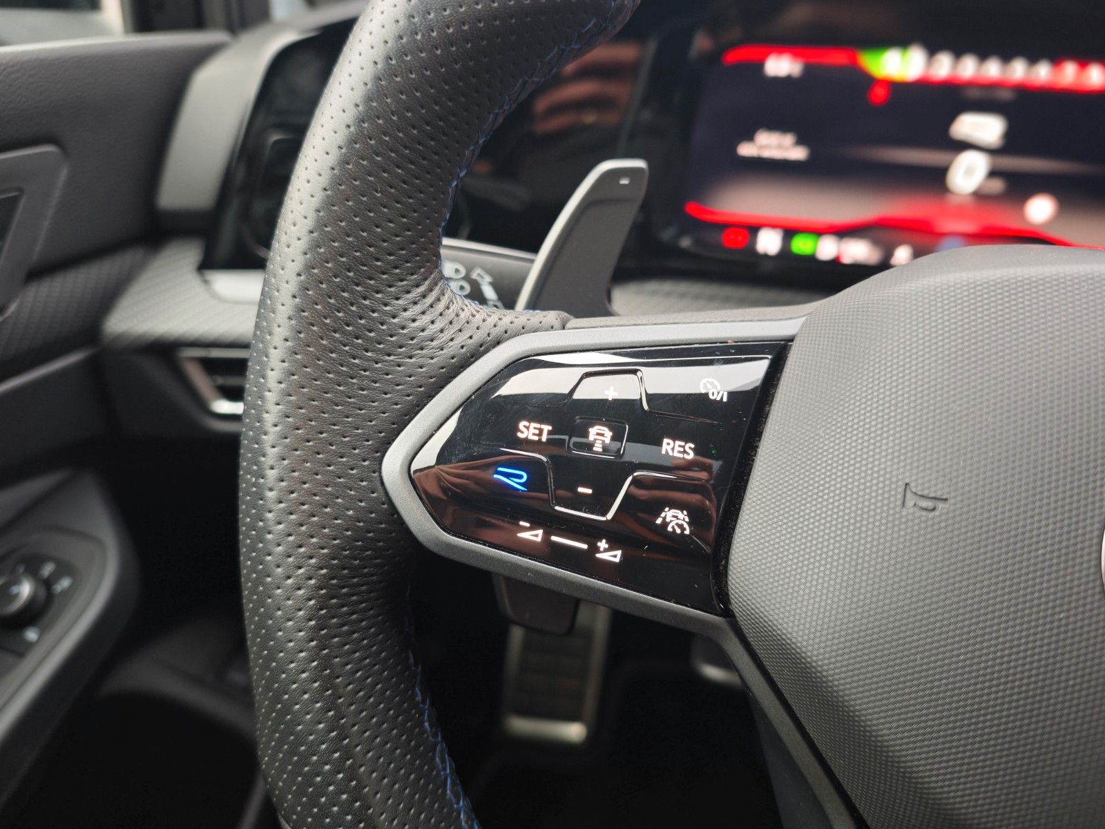 Fahrzeugabbildung Volkswagen Golf VIII R VARIANT 4M*PERFORM*MATRIX*PANO*1.HD*