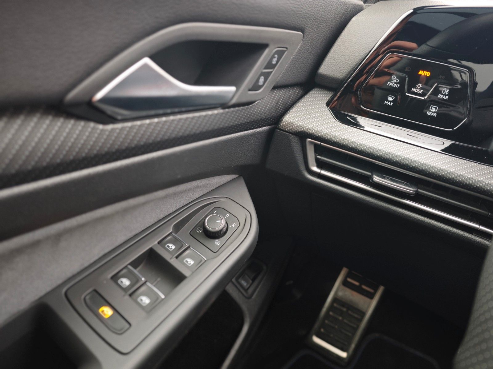 Fahrzeugabbildung Volkswagen Golf VIII R VARIANT 4M*PERFORM*MATRIX*PANO*1.HD*