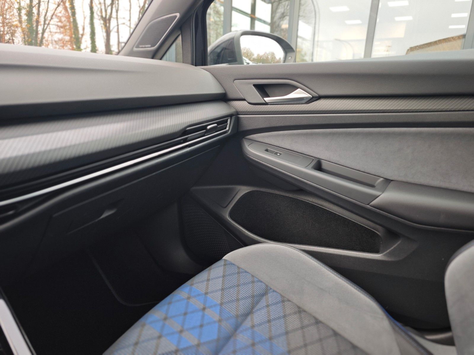 Fahrzeugabbildung Volkswagen Golf VIII R VARIANT 4M*PERFORM*MATRIX*PANO*1.HD*