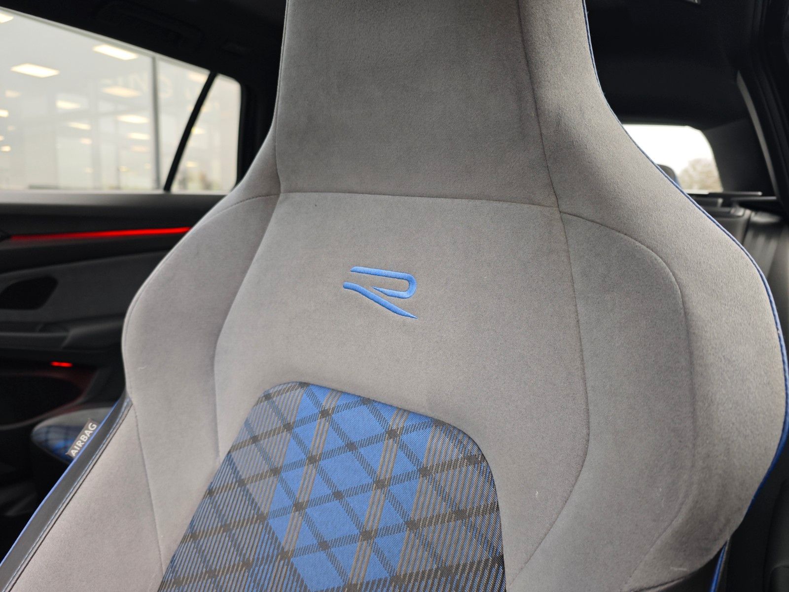 Fahrzeugabbildung Volkswagen Golf VIII R VARIANT 4M*PERFORM*MATRIX*PANO*1.HD*