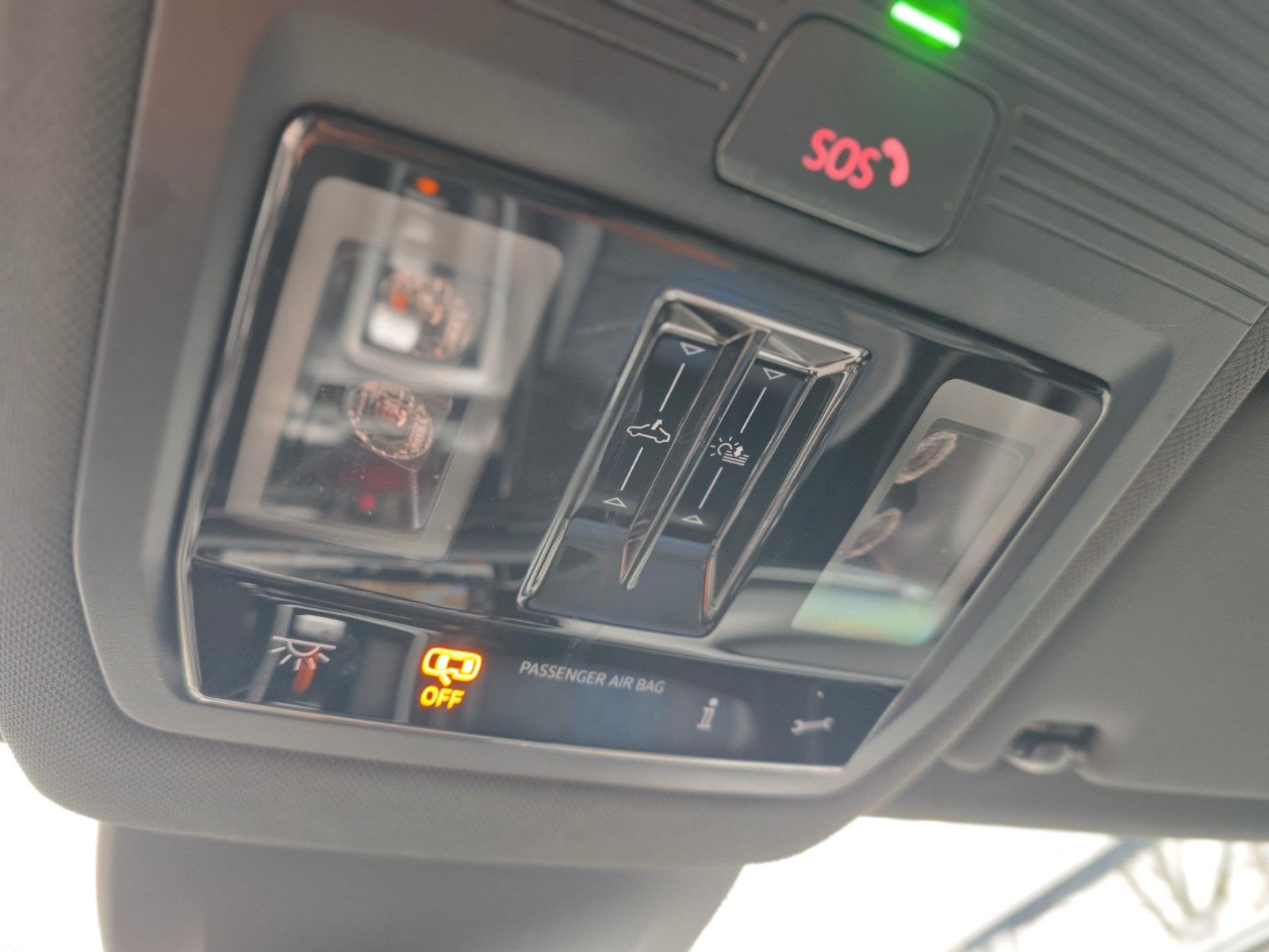 Fahrzeugabbildung Volkswagen Golf VIII R VARIANT 4M*PERFORM*MATRIX*PANO*1.HD*