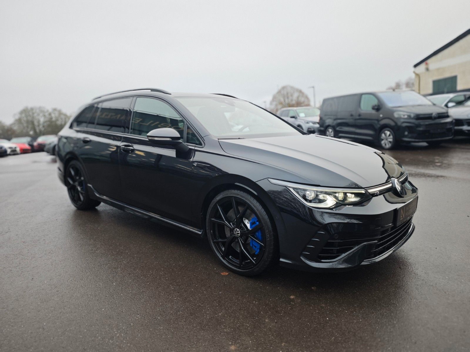 Fahrzeugabbildung Volkswagen Golf VIII R VARIANT 4M*PERFORM*MATRIX*PANO*1.HD*