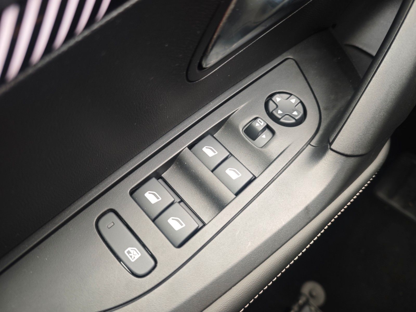 Fahrzeugabbildung Peugeot 2008 ALLURE*VOLL LED*NAVI*360°KAMERA*GARANTIE*