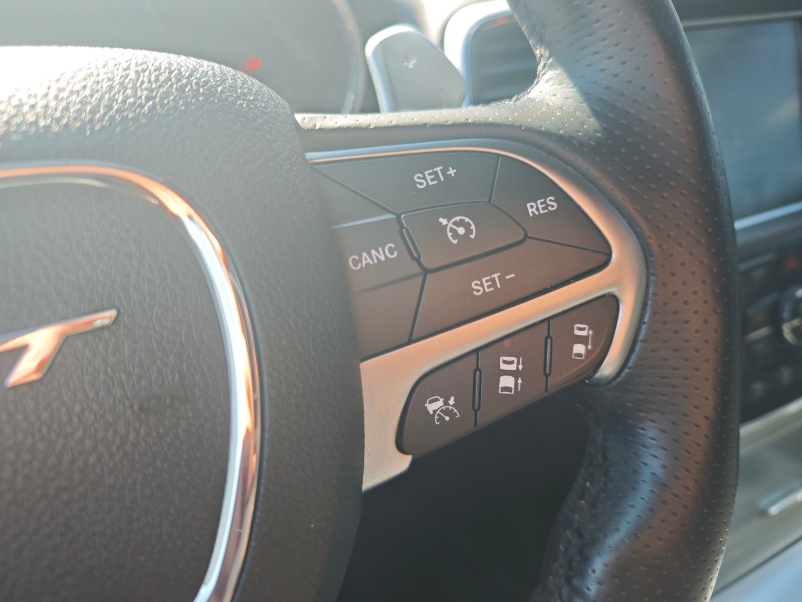 Fahrzeugabbildung Jeep GRAND CHEROKEE SRT HEMI*EU MODELL*TV-FOND-ENTER*