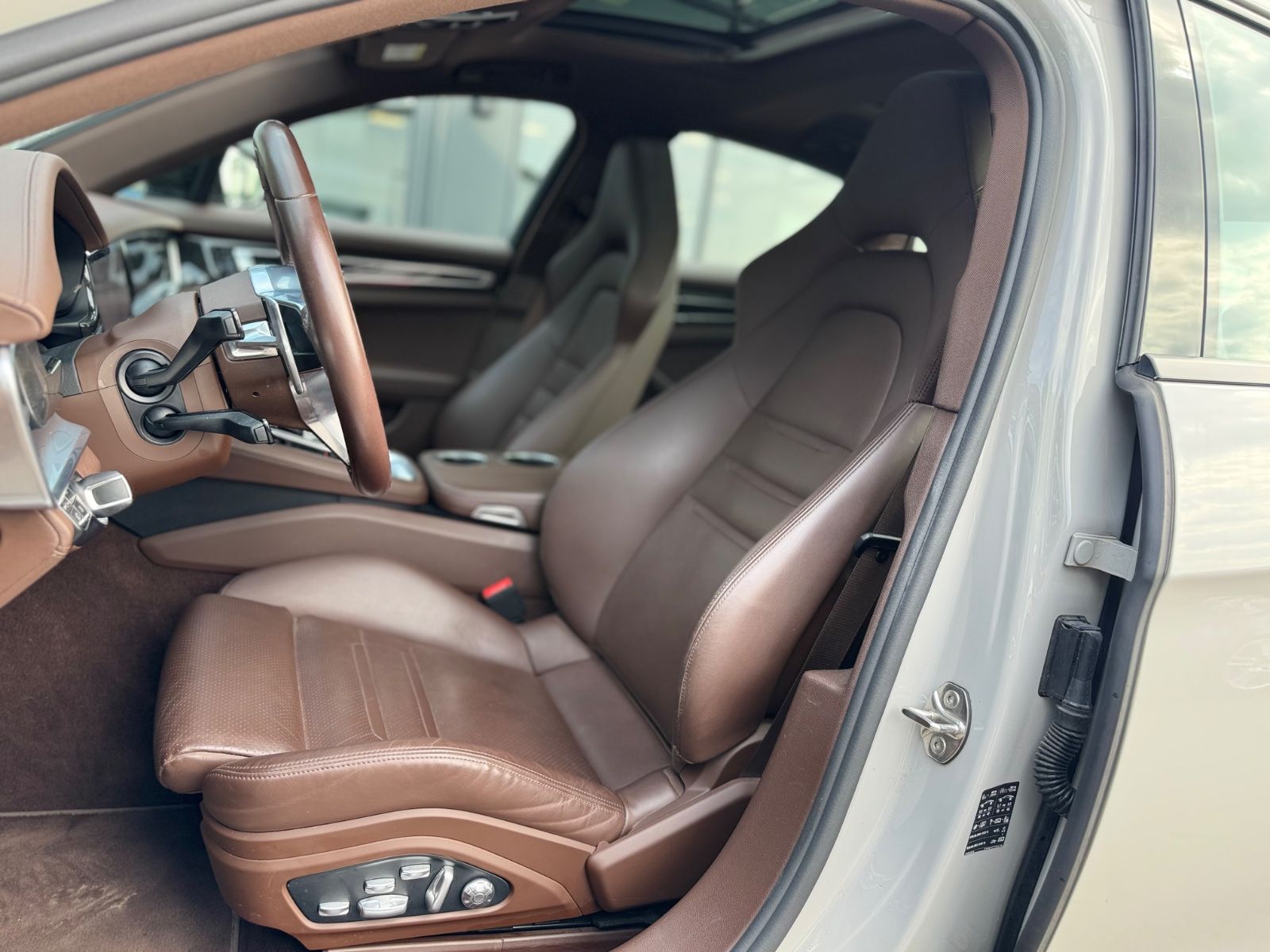 Fahrzeugabbildung Porsche PANAMERA 4 E-HYBRID*LIM*CHRONO*PANORAMA*KREIDE*