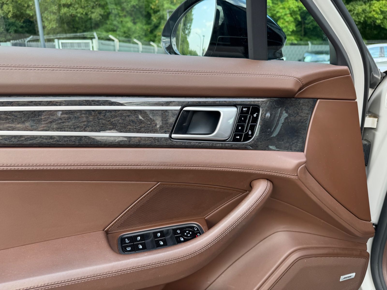 Fahrzeugabbildung Porsche PANAMERA 4 E-HYBRID*LIM*CHRONO*PANORAMA*KREIDE*