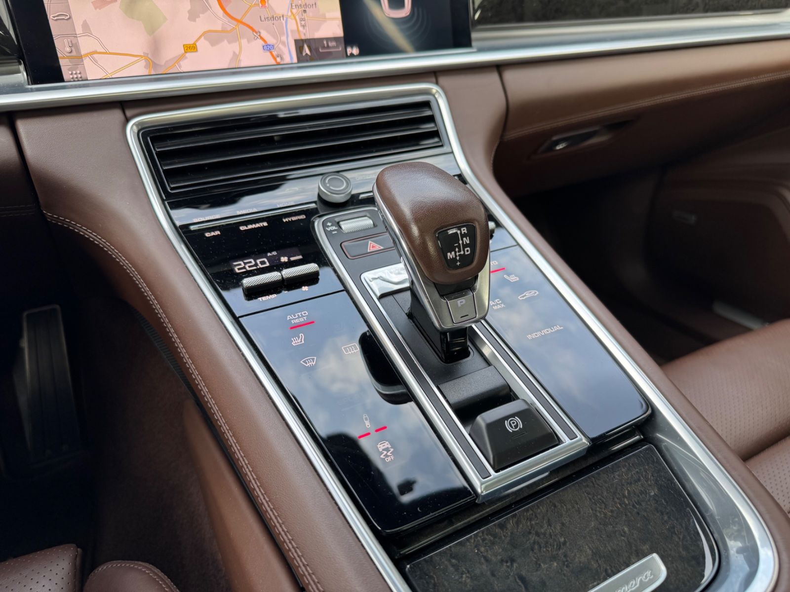 Fahrzeugabbildung Porsche PANAMERA 4 E-HYBRID*LIM*CHRONO*PANORAMA*KREIDE*