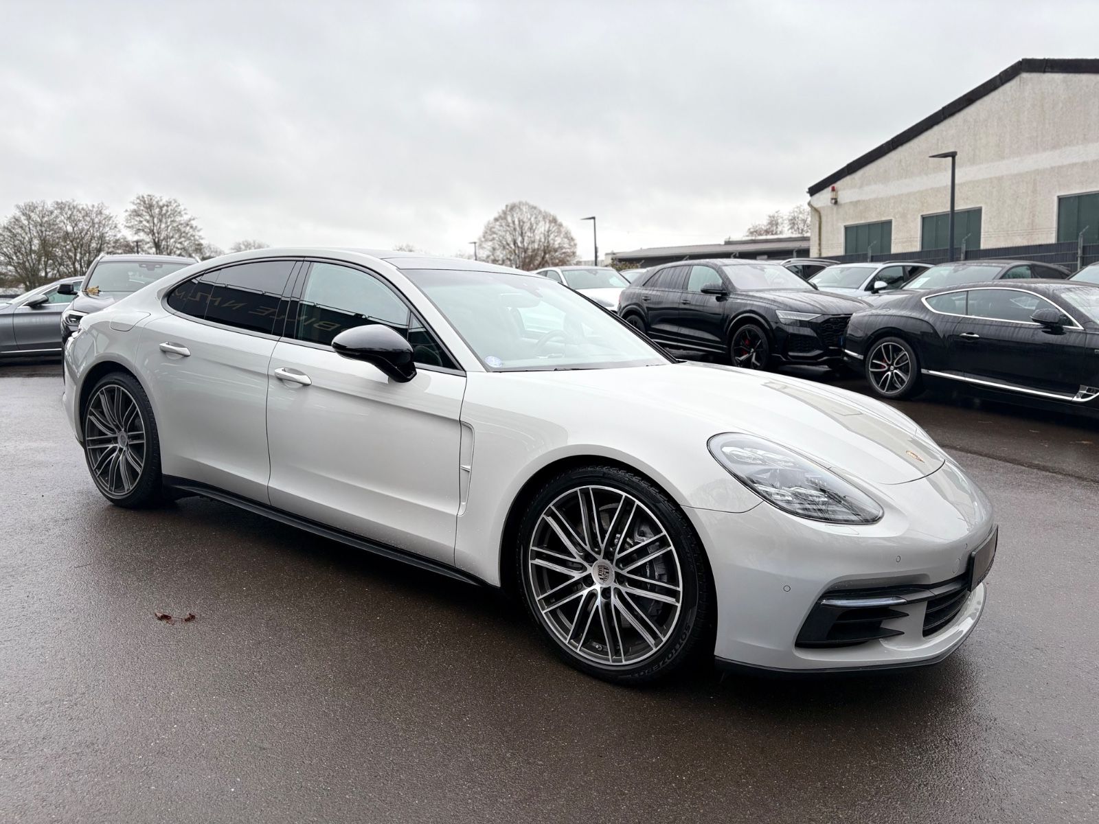 Fahrzeugabbildung Porsche PANAMERA 4 E-HYBRID*LIM*CHRONO*PANORAMA*KREIDE*