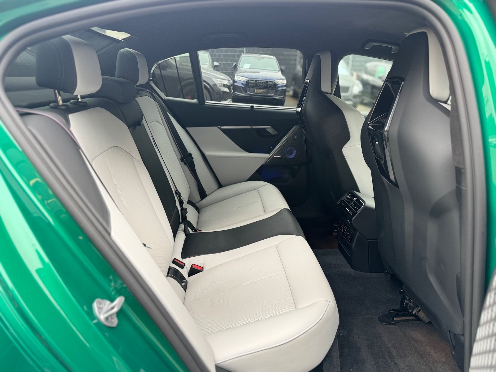 Fahrzeugabbildung BMW M5 LIM*CARBON*ACC*B&W*ON STOCK!*727PS*TRAUM*