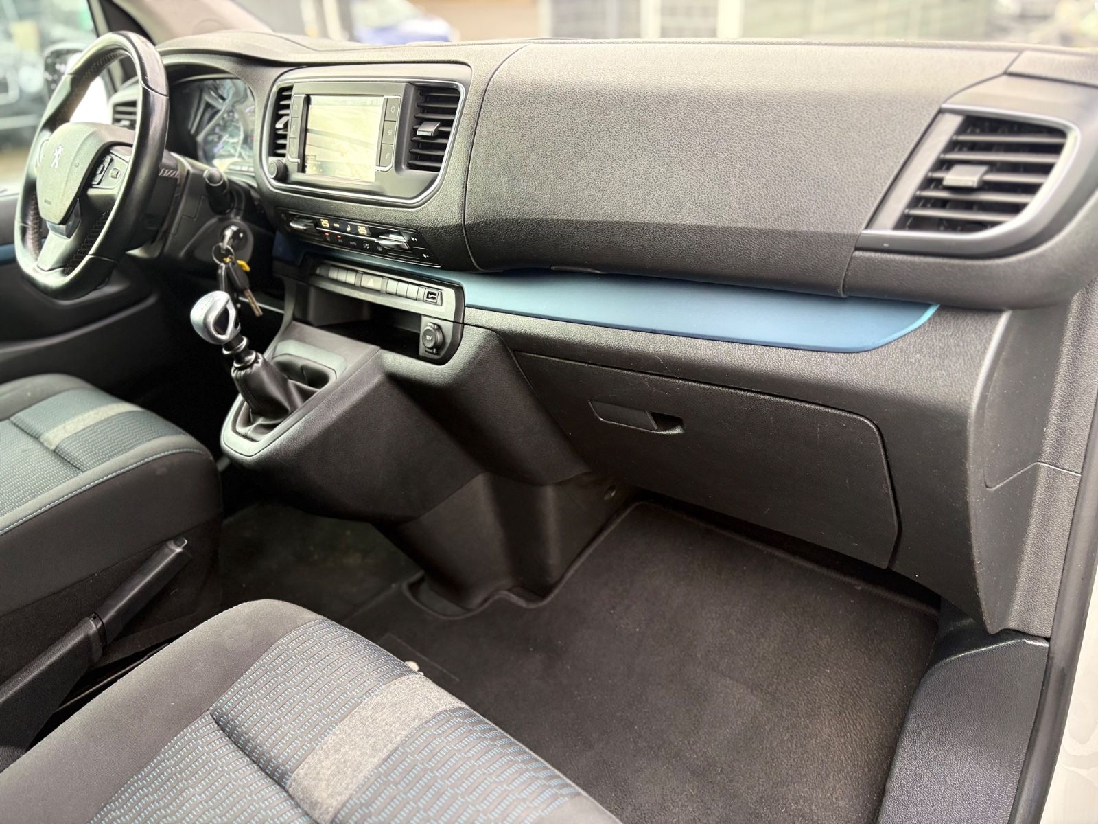 Fahrzeugabbildung Peugeot TRAVELLER HDI L2*8 SITZER*2.HD*KREIDE*2XSCHIEBE*