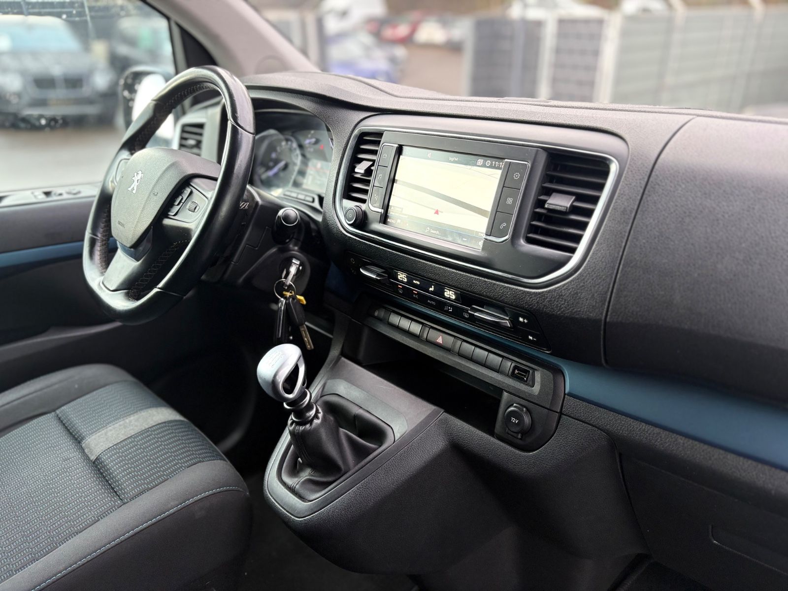 Fahrzeugabbildung Peugeot TRAVELLER HDI L2*8 SITZER*2.HD*KREIDE*2XSCHIEBE*