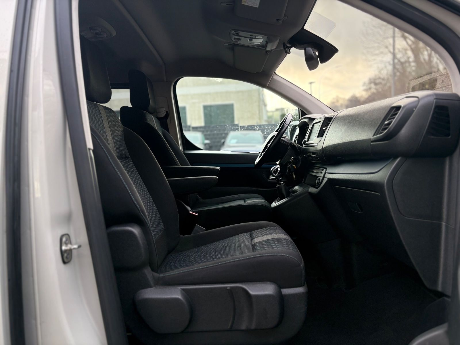 Fahrzeugabbildung Peugeot TRAVELLER HDI L2*8 SITZER*2.HD*KREIDE*2XSCHIEBE*