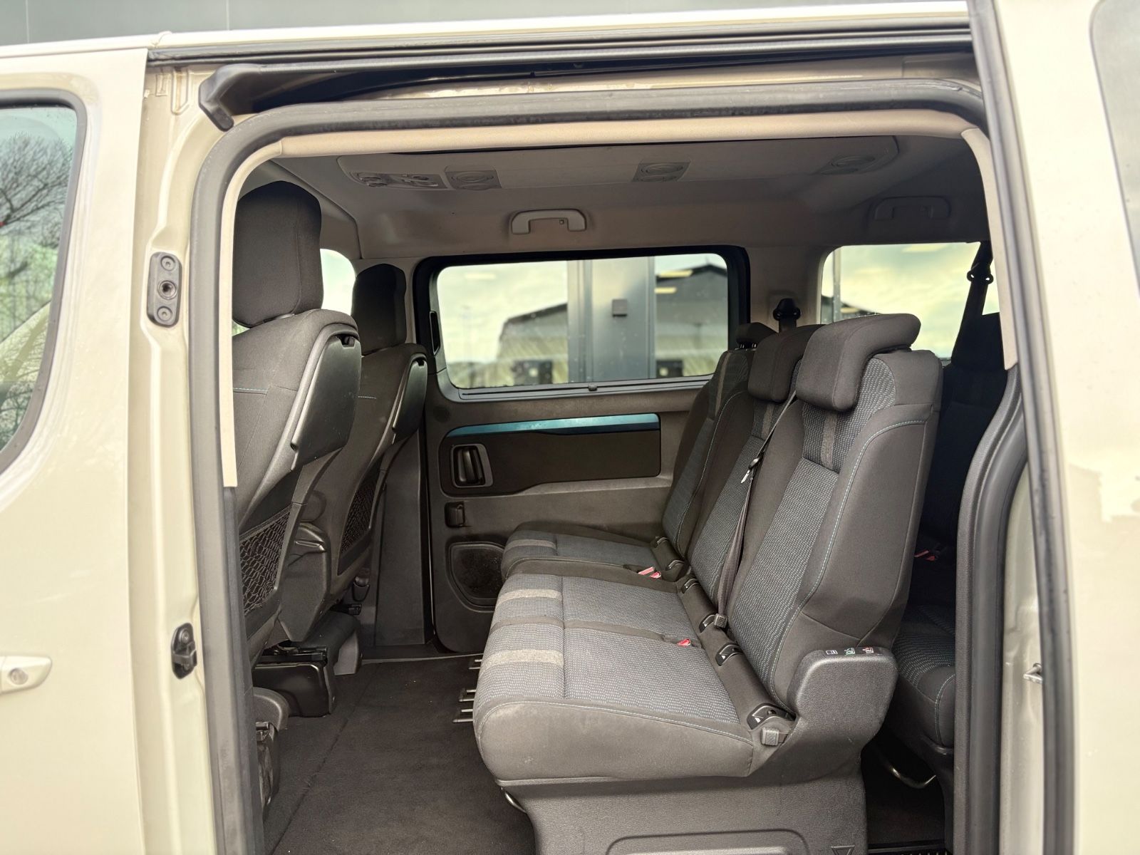 Fahrzeugabbildung Peugeot TRAVELLER HDI L2*8 SITZER*2.HD*KREIDE*2XSCHIEBE*