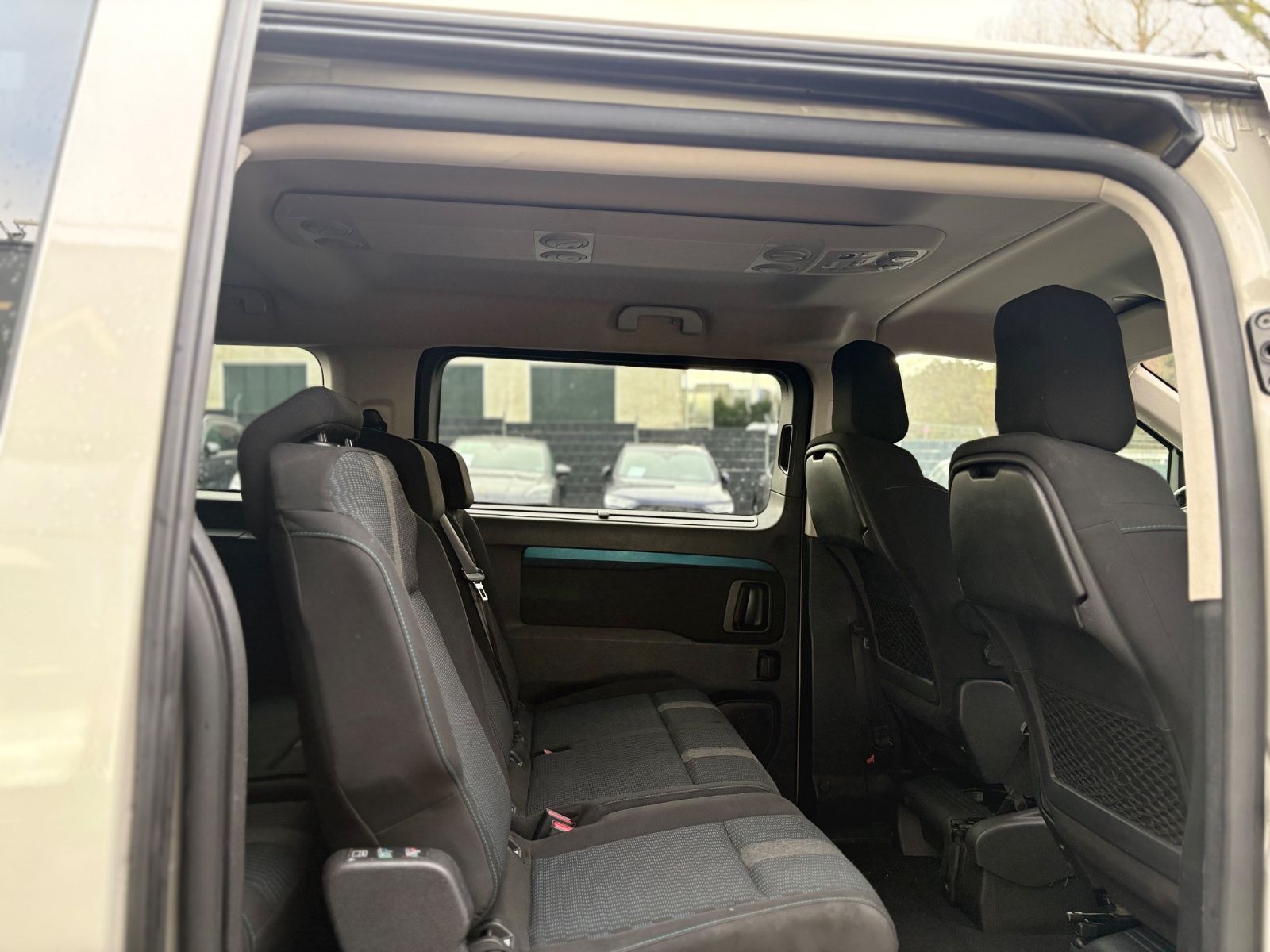 Fahrzeugabbildung Peugeot TRAVELLER HDI L2*8 SITZER*2.HD*KREIDE*2XSCHIEBE*