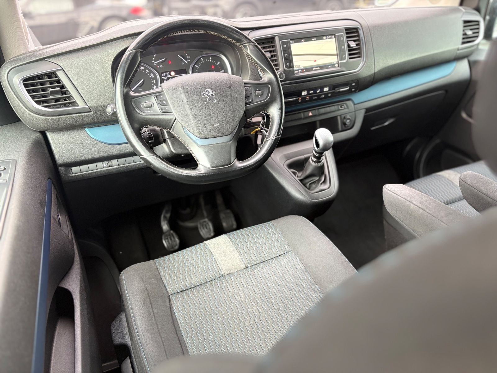 Fahrzeugabbildung Peugeot TRAVELLER HDI L2*8 SITZER*2.HD*KREIDE*2XSCHIEBE*