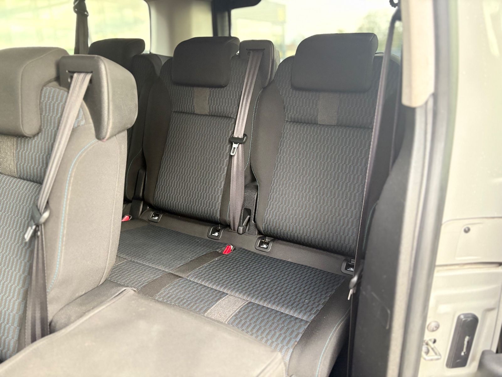 Fahrzeugabbildung Peugeot TRAVELLER HDI L2*8 SITZER*2.HD*KREIDE*2XSCHIEBE*