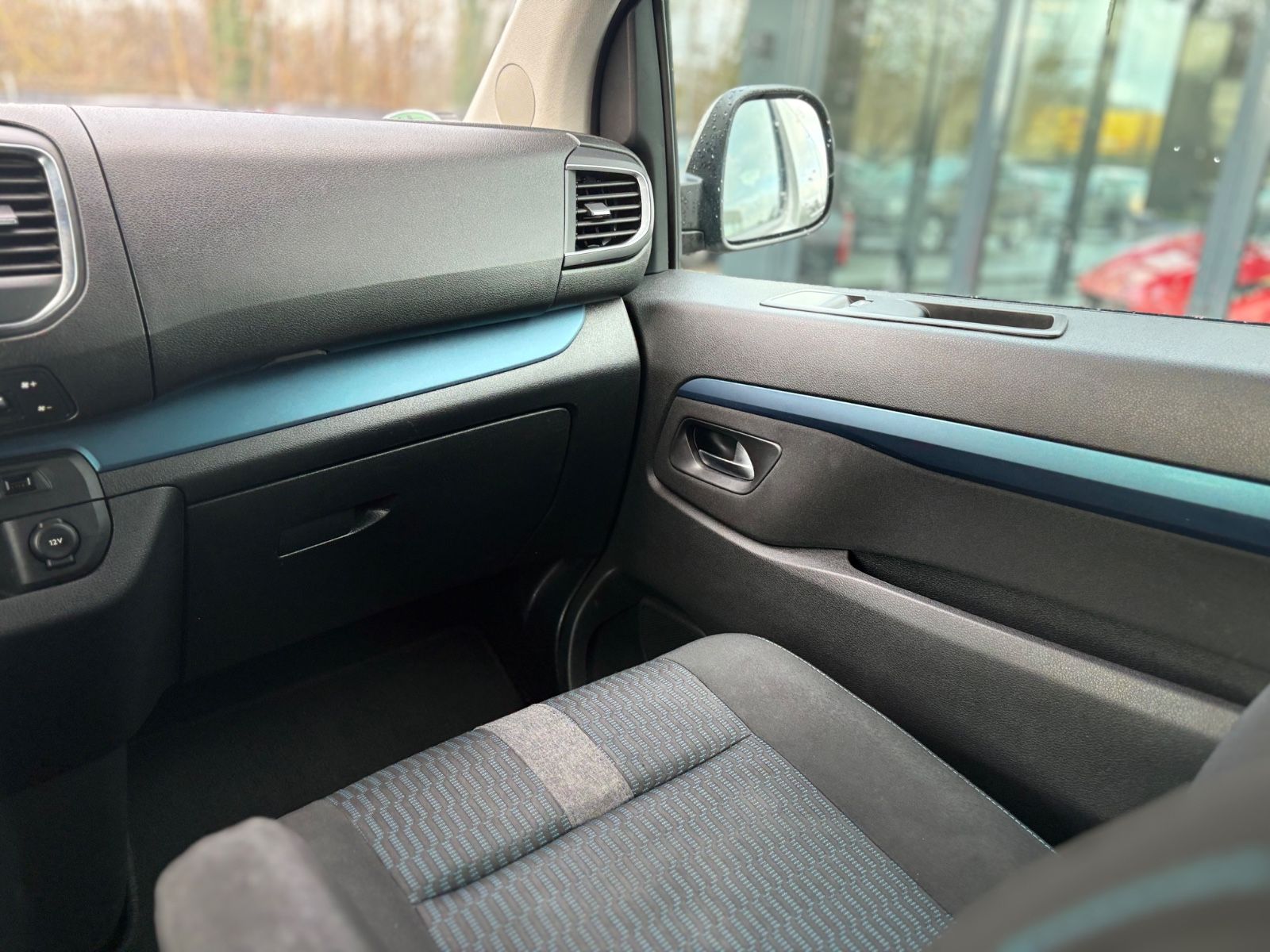 Fahrzeugabbildung Peugeot TRAVELLER HDI L2*8 SITZER*2.HD*KREIDE*2XSCHIEBE*