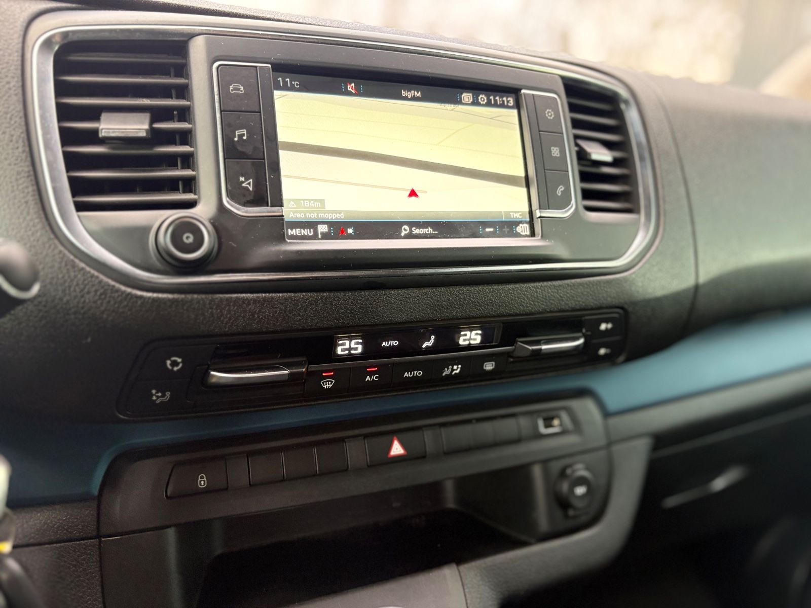 Fahrzeugabbildung Peugeot TRAVELLER HDI L2*8 SITZER*2.HD*KREIDE*2XSCHIEBE*