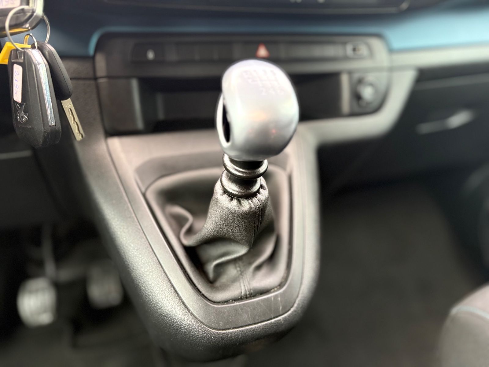 Fahrzeugabbildung Peugeot TRAVELLER HDI L2*8 SITZER*2.HD*KREIDE*2XSCHIEBE*