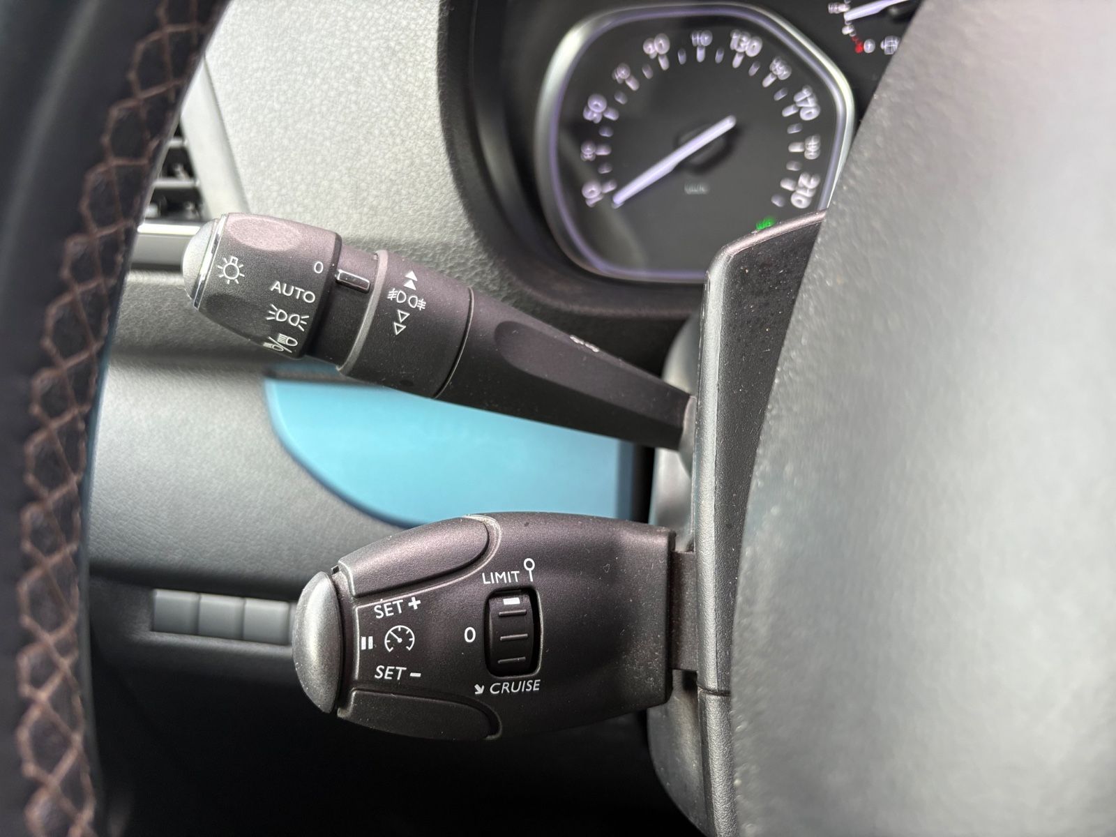 Fahrzeugabbildung Peugeot TRAVELLER HDI L2*8 SITZER*2.HD*KREIDE*2XSCHIEBE*