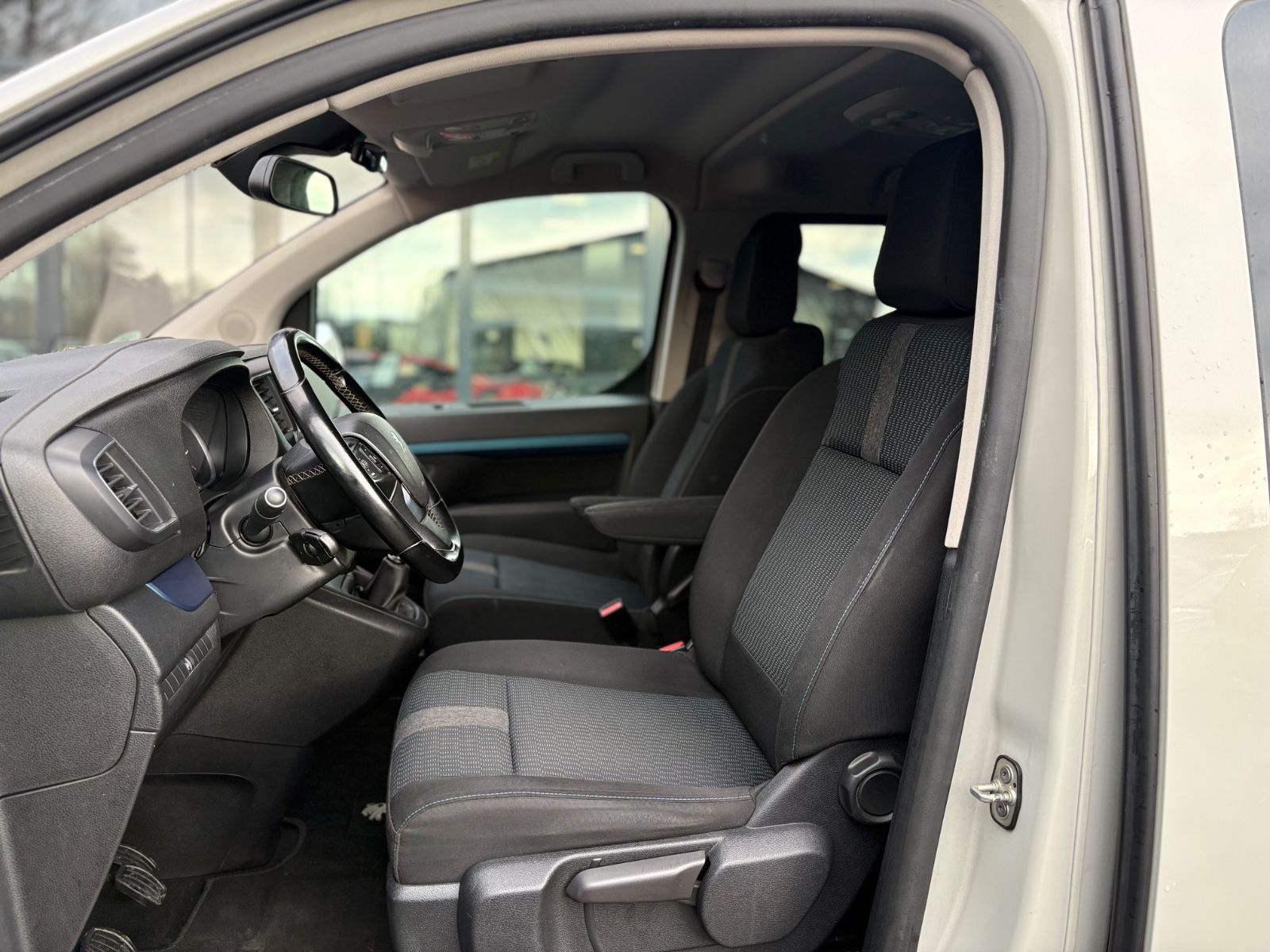 Fahrzeugabbildung Peugeot TRAVELLER HDI L2*8 SITZER*2.HD*KREIDE*2XSCHIEBE*