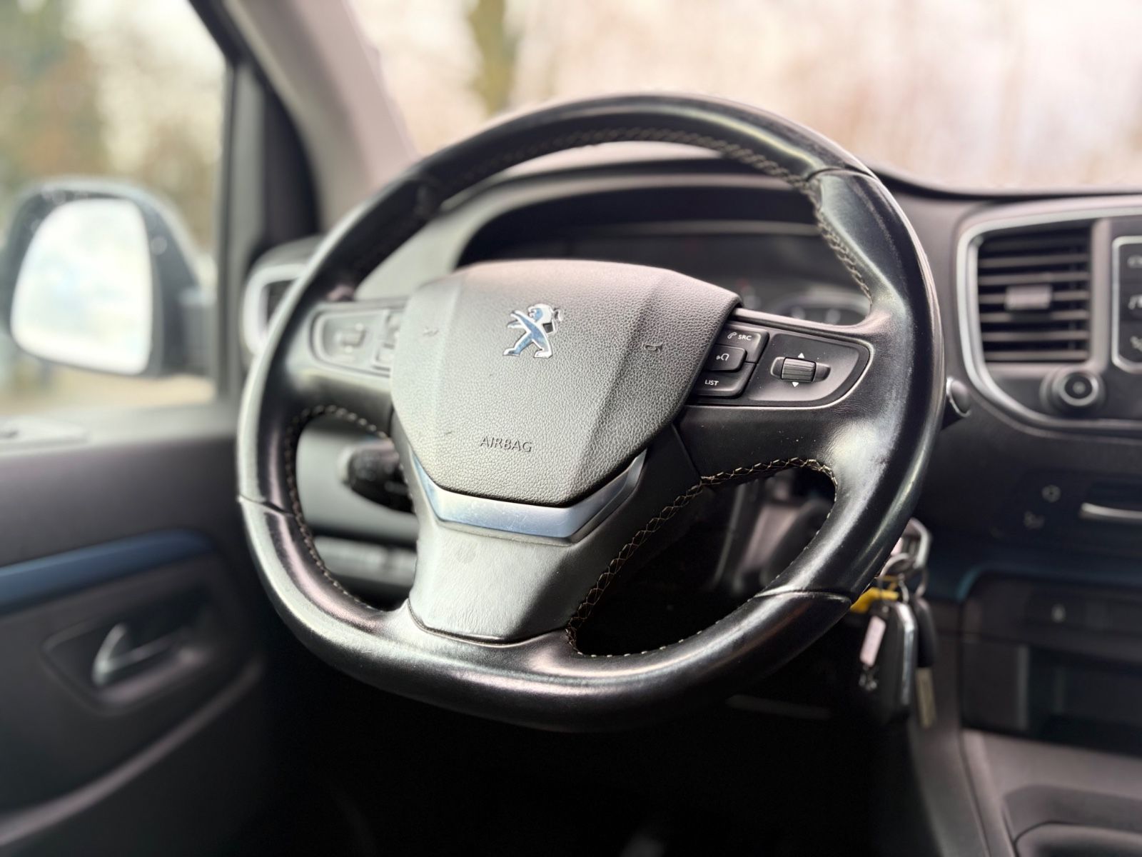 Fahrzeugabbildung Peugeot TRAVELLER HDI L2*8 SITZER*2.HD*KREIDE*2XSCHIEBE*