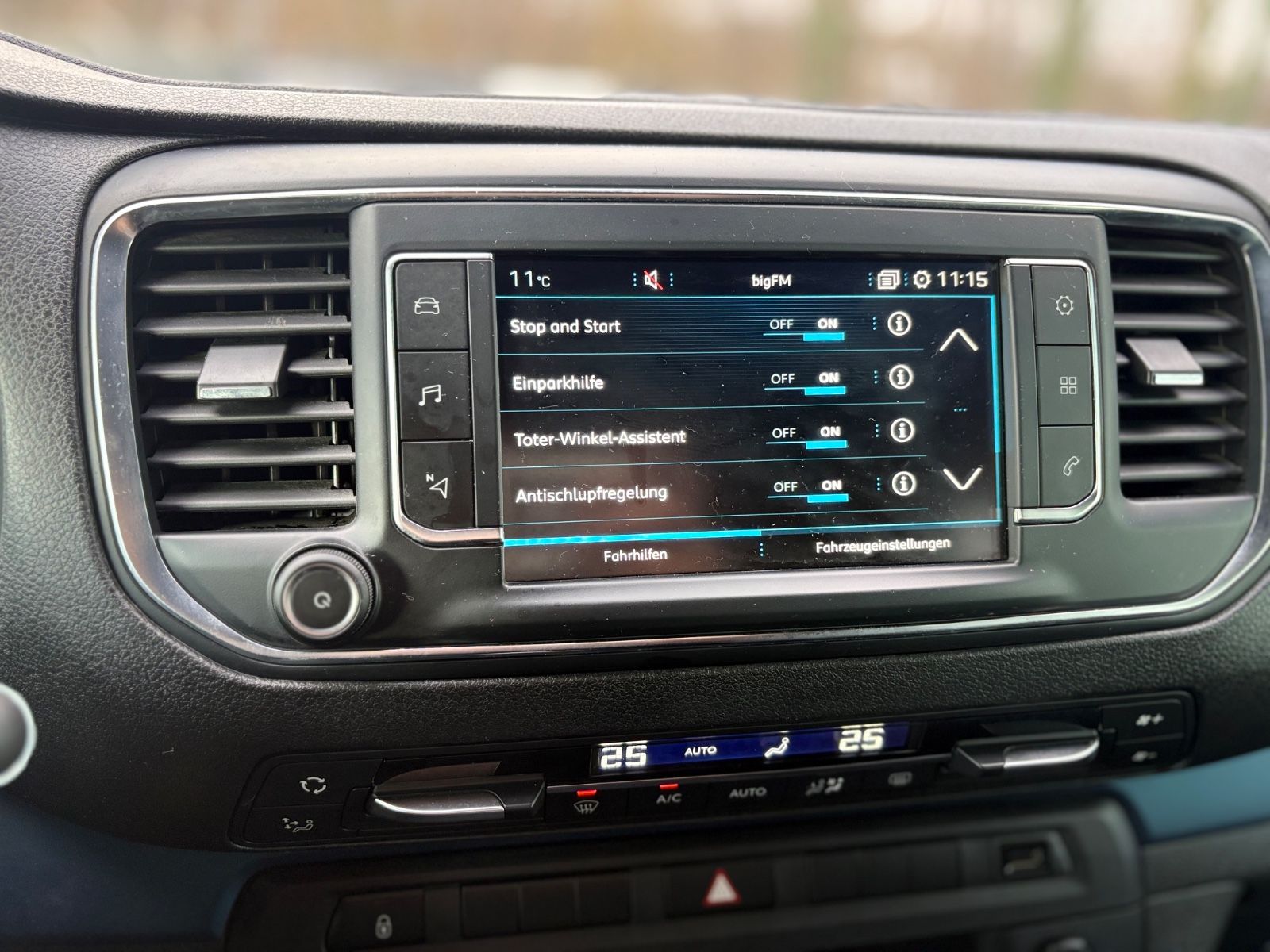 Fahrzeugabbildung Peugeot TRAVELLER HDI L2*8 SITZER*2.HD*KREIDE*2XSCHIEBE*