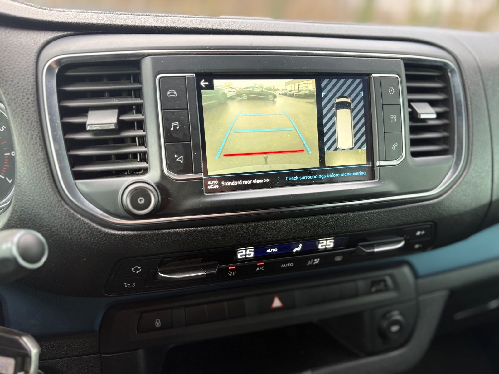 Fahrzeugabbildung Peugeot TRAVELLER HDI L2*8 SITZER*2.HD*KREIDE*2XSCHIEBE*