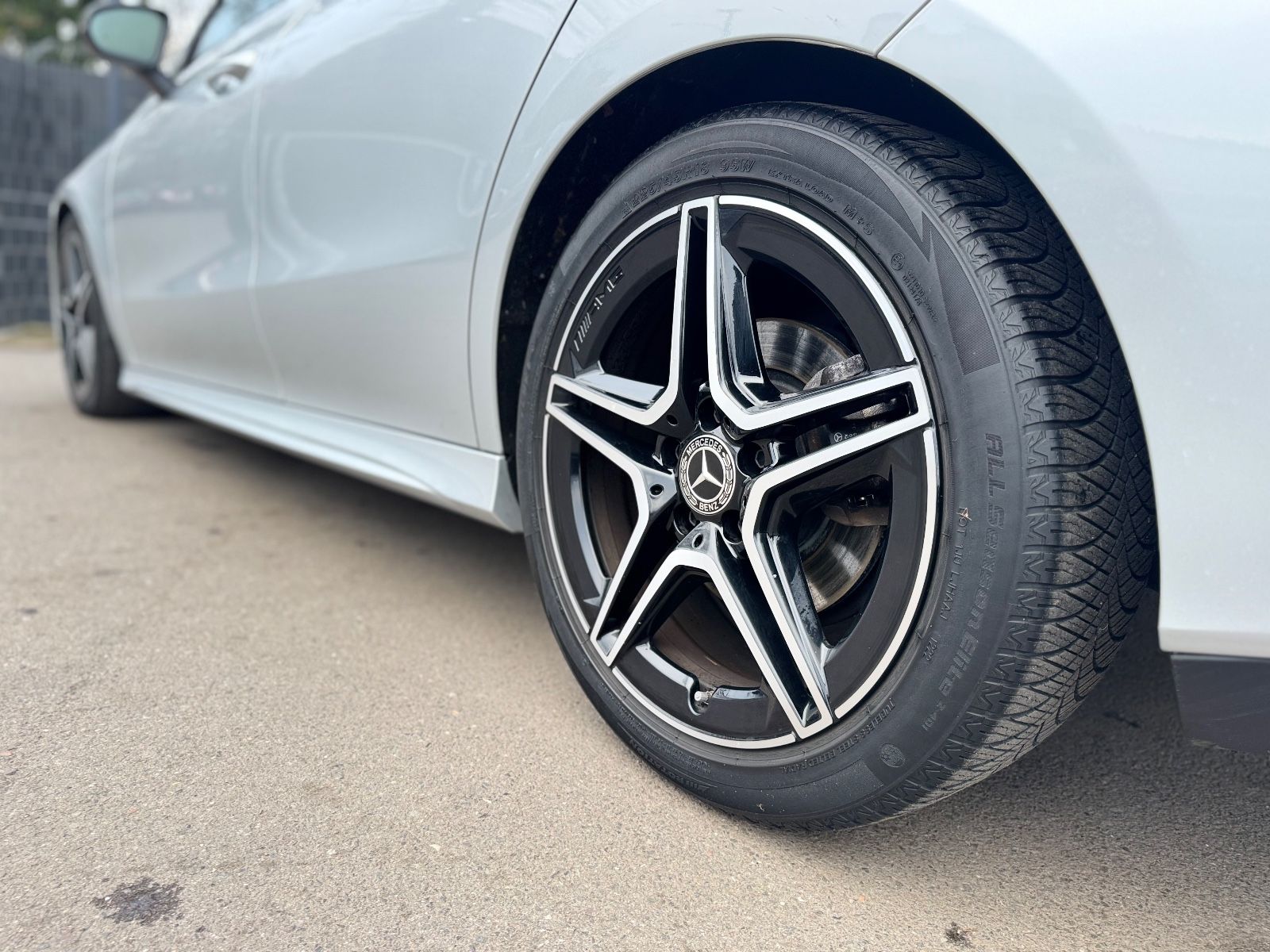 Fahrzeugabbildung Mercedes-Benz CLA 200 LIM*AUT.*NIGHT*AMG-LINE*PANO*1.HD*TOP*