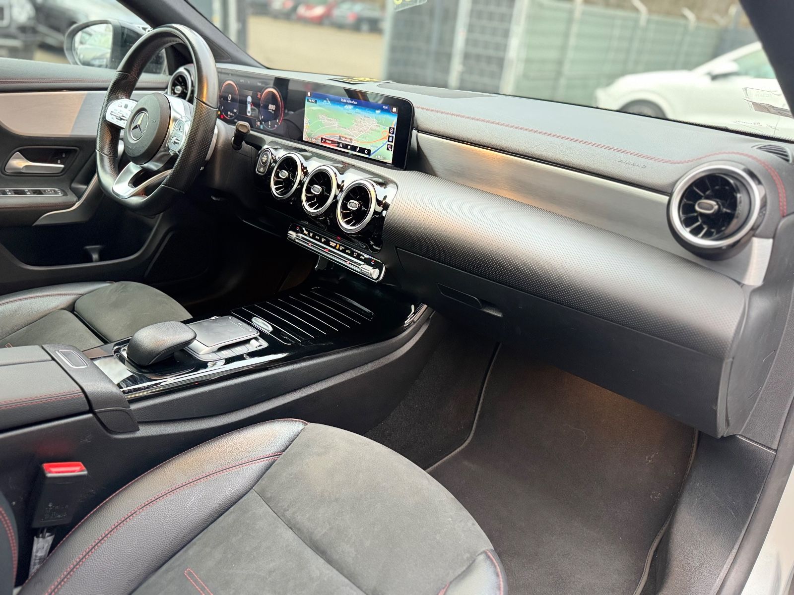 Fahrzeugabbildung Mercedes-Benz CLA 200 LIM*AUT.*NIGHT*AMG-LINE*PANO*1.HD*TOP*